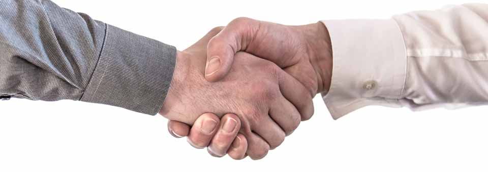 Handschlag als Symbolbild für eine Einigung durch Mediation & Konfliktmanagement