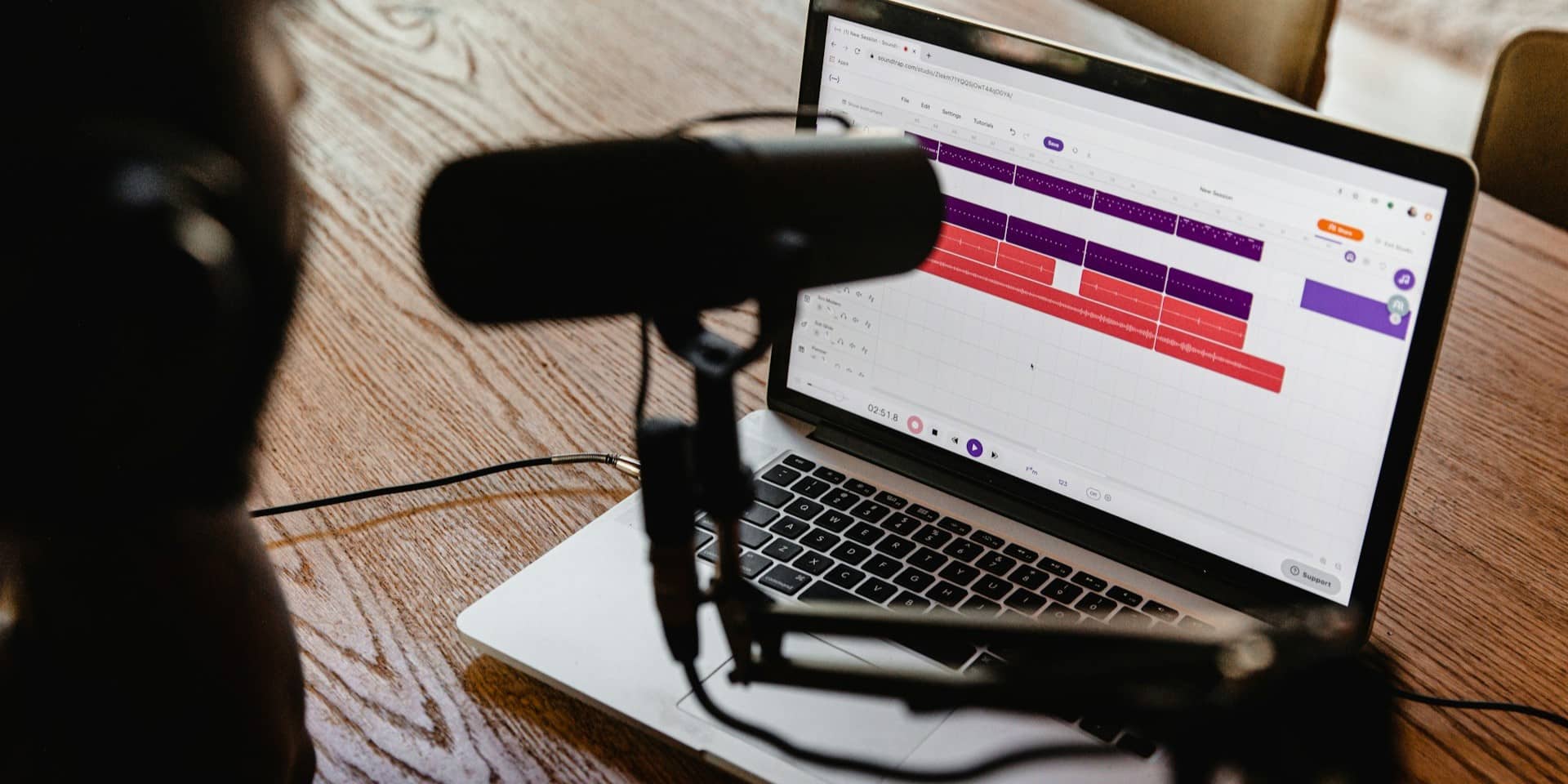 Podcast Aufnahme Mikrofon und Laptop